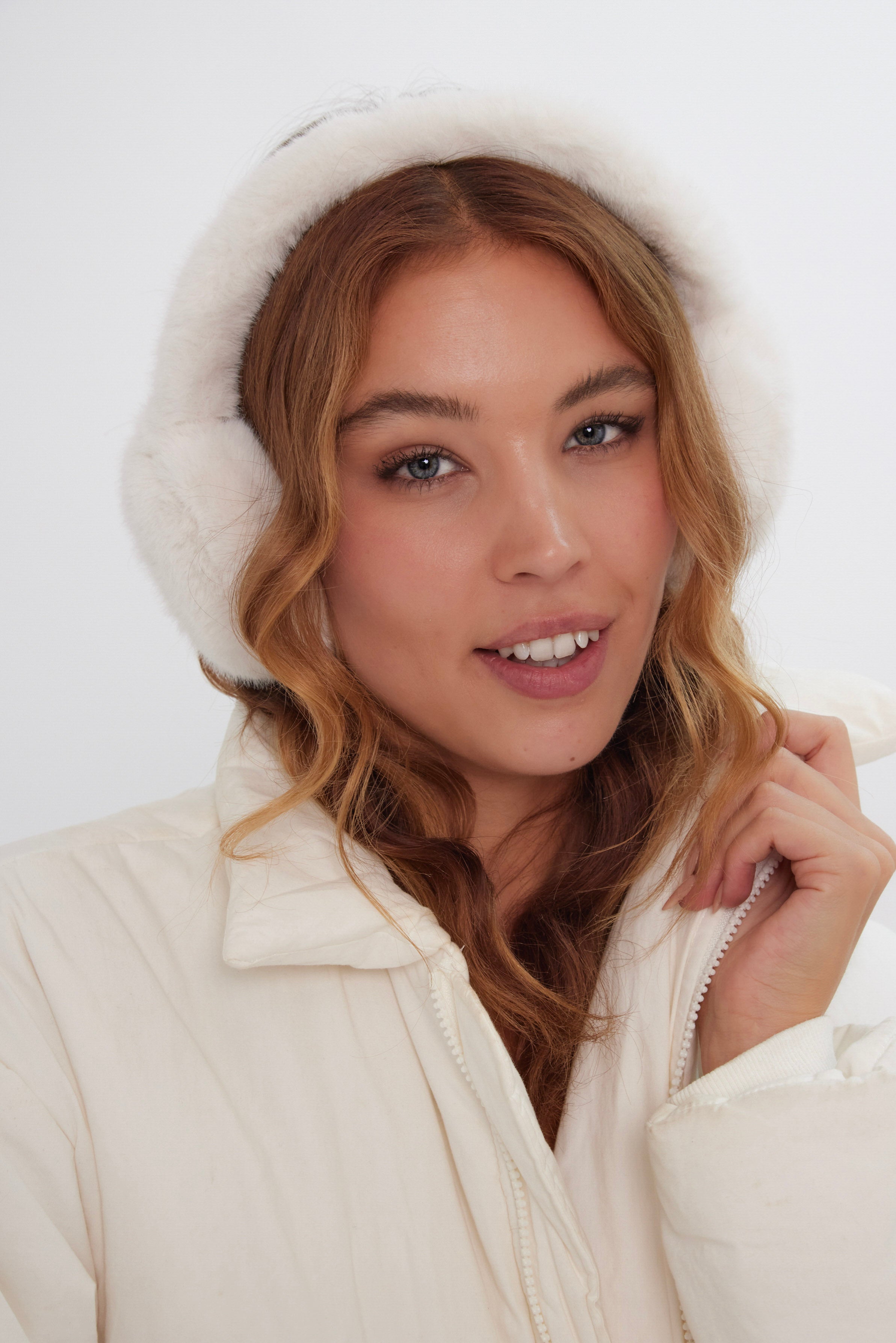 Women’s Fur Earmuffs in Cream