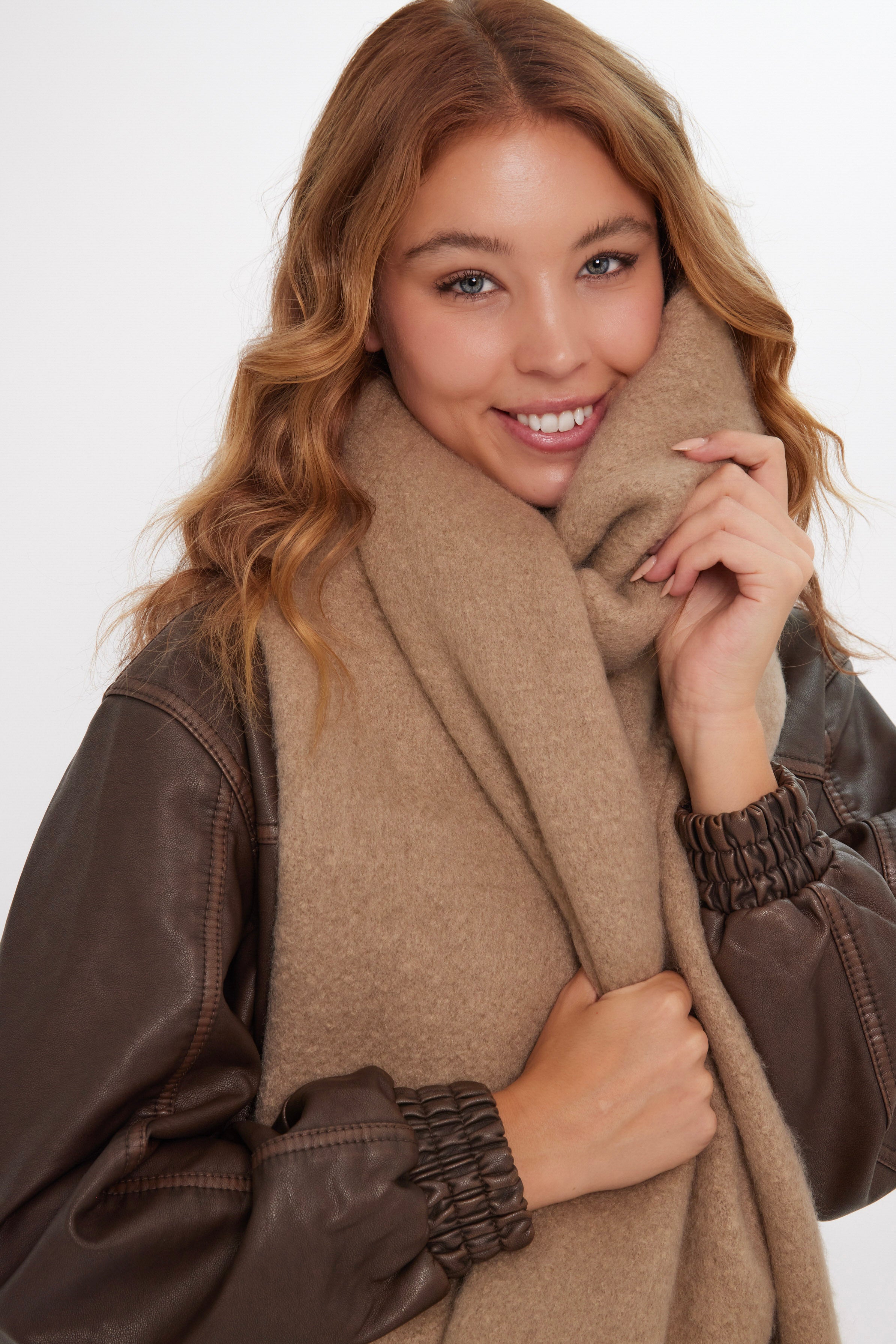 Women’s Oversized Chunky Blanket Scarf in Light Brown