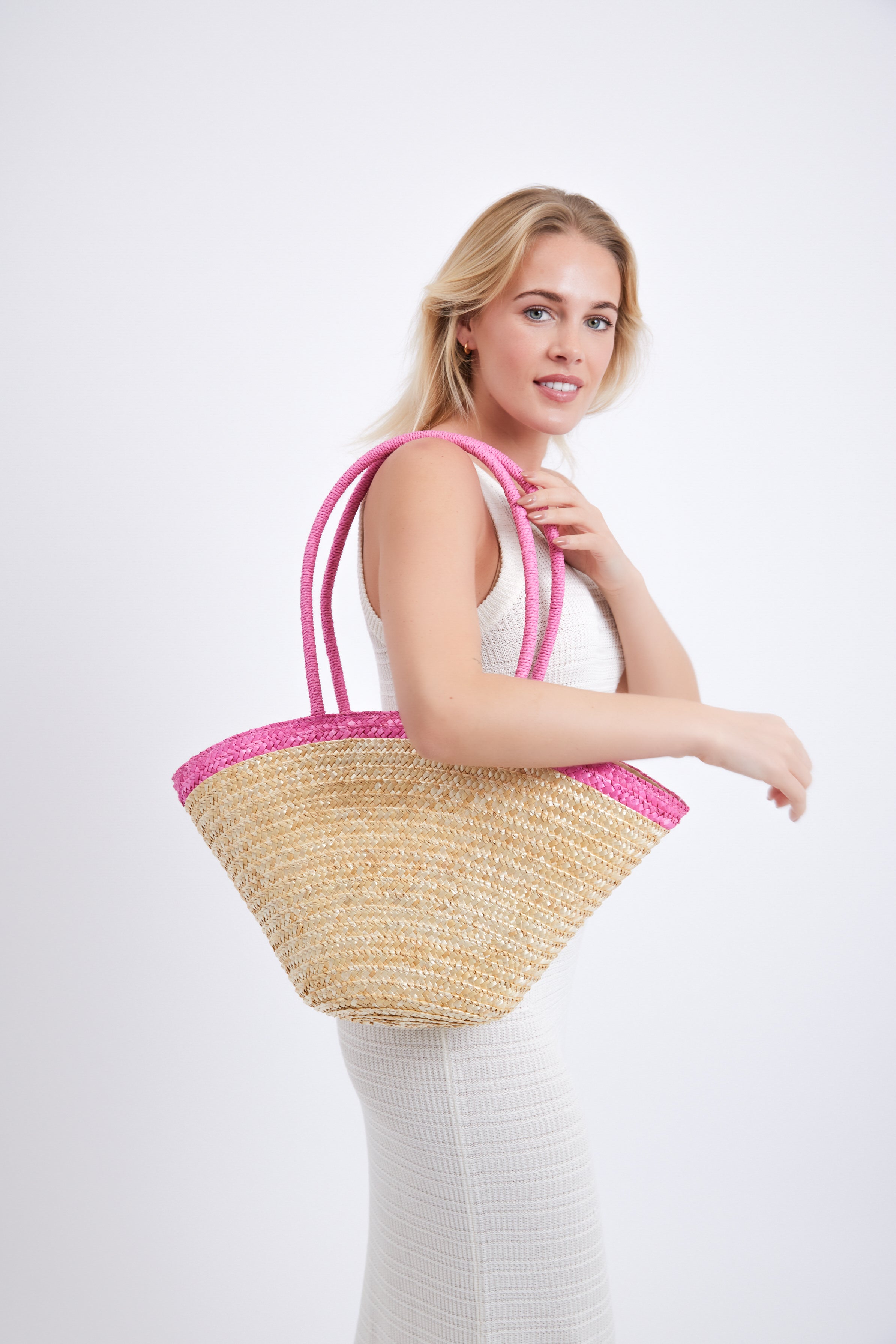 Women’s Medium Sized Straw beach Bag in Natural with Contrast Pink Handles 