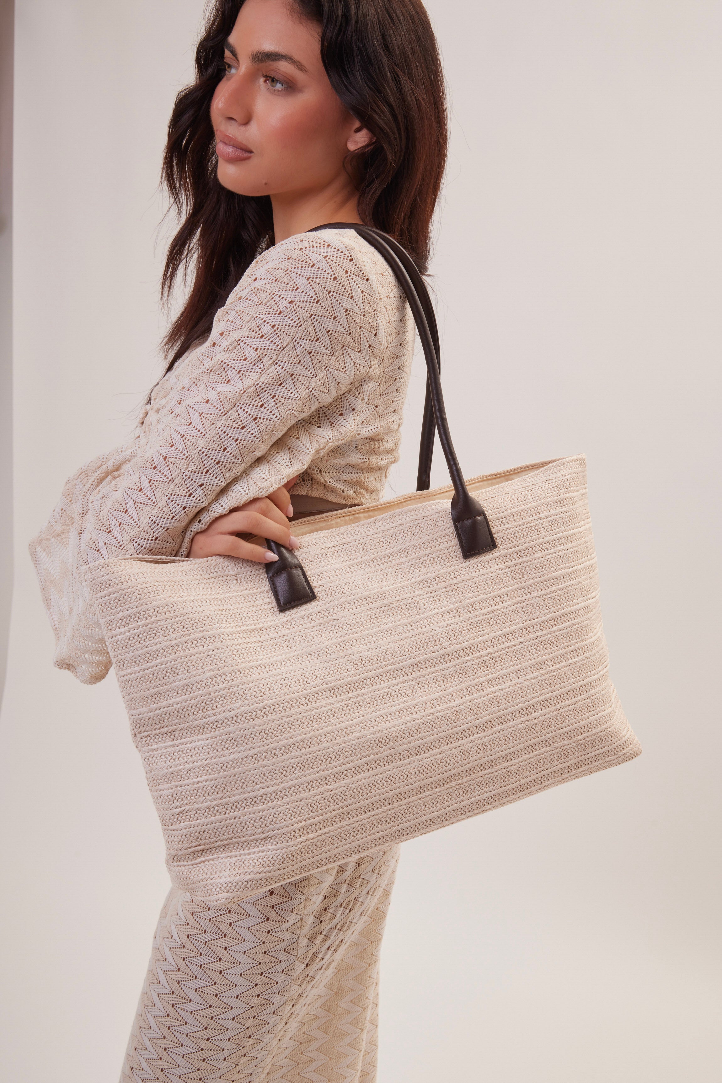 Woman's Oversized Woven Beach Bag in Cream