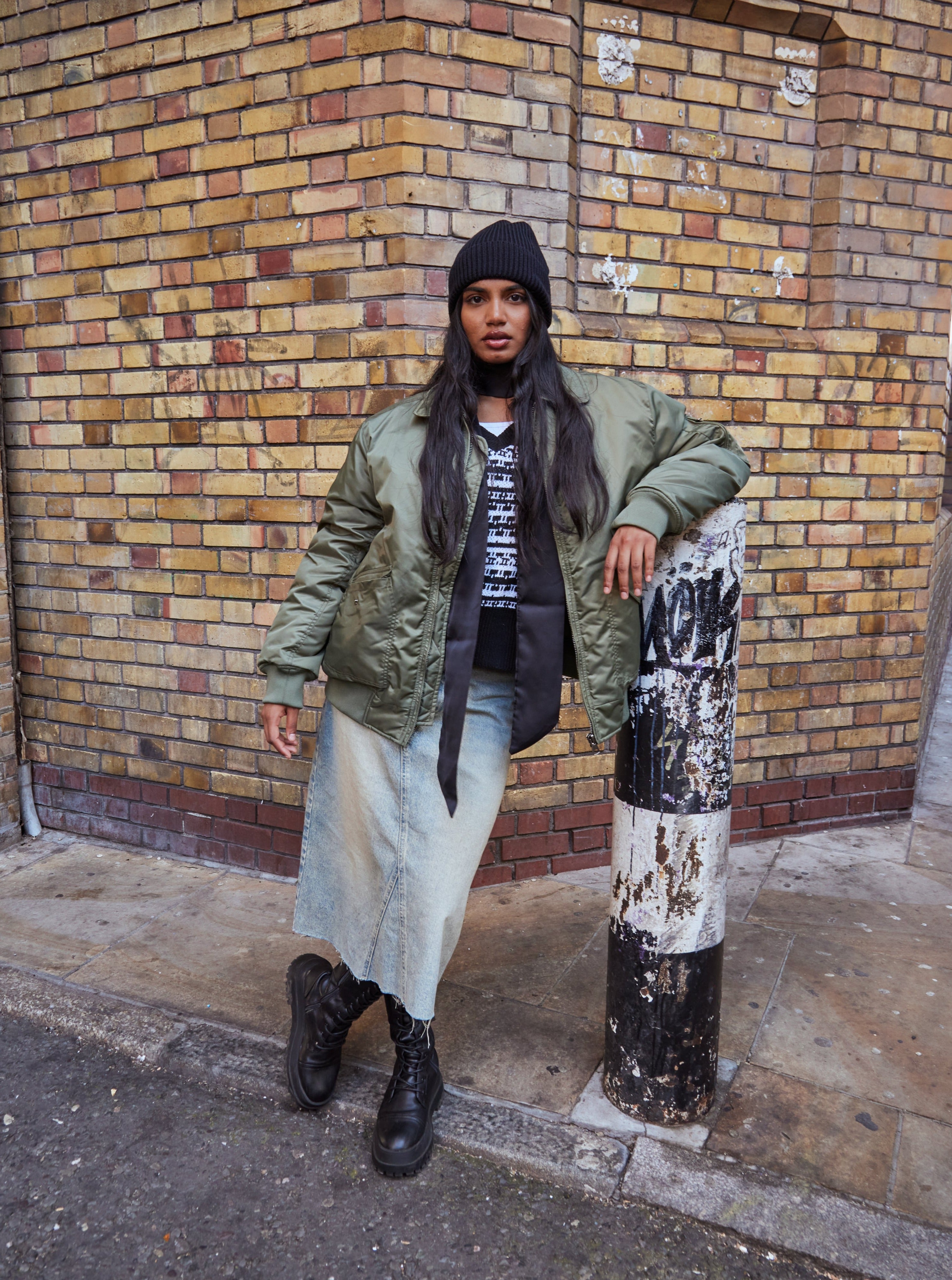 Woman's Ribbed Knitted Beanie in Black