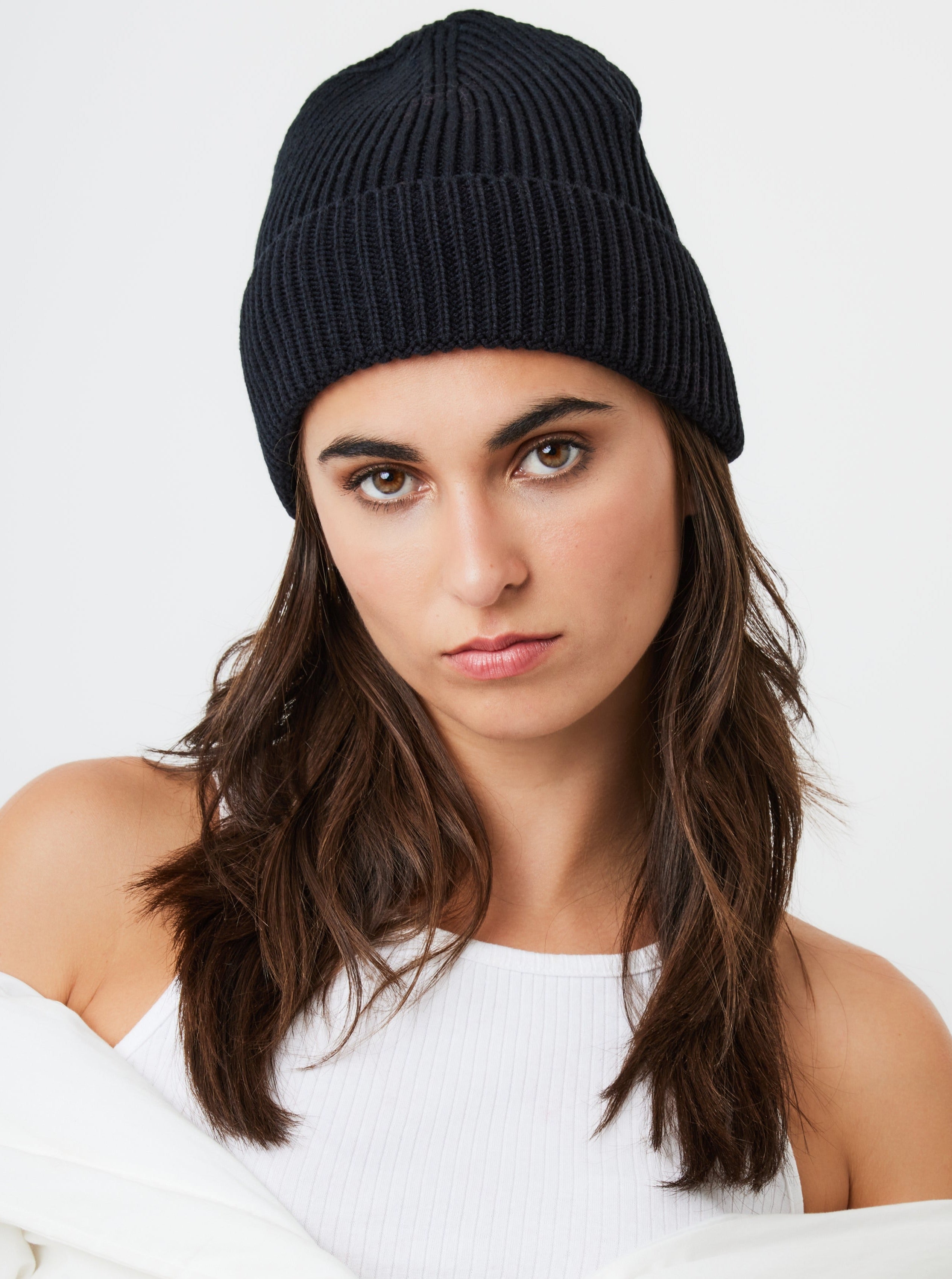 Woman's Ribbed Knitted Beanie in Black