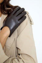 Women's Short Leather Look Driving gloves in Brown