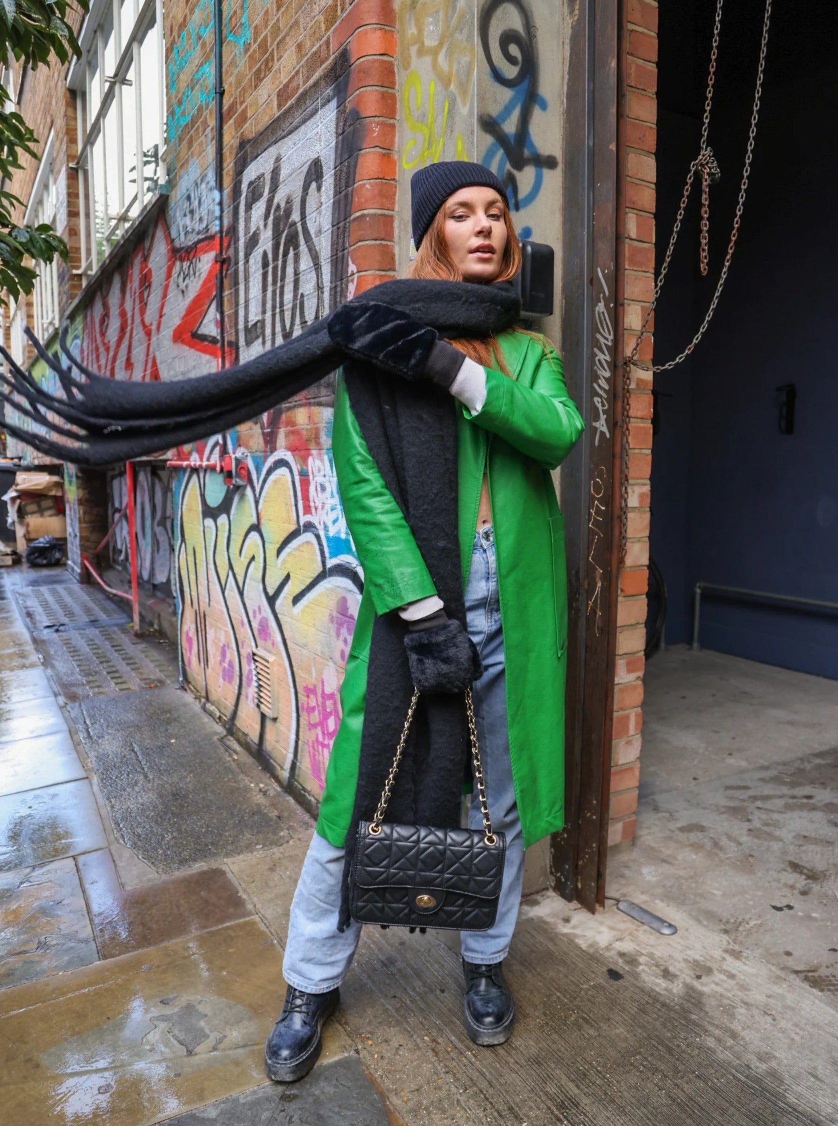 Women’s Oversized Chunky Blanket Scarf in Black