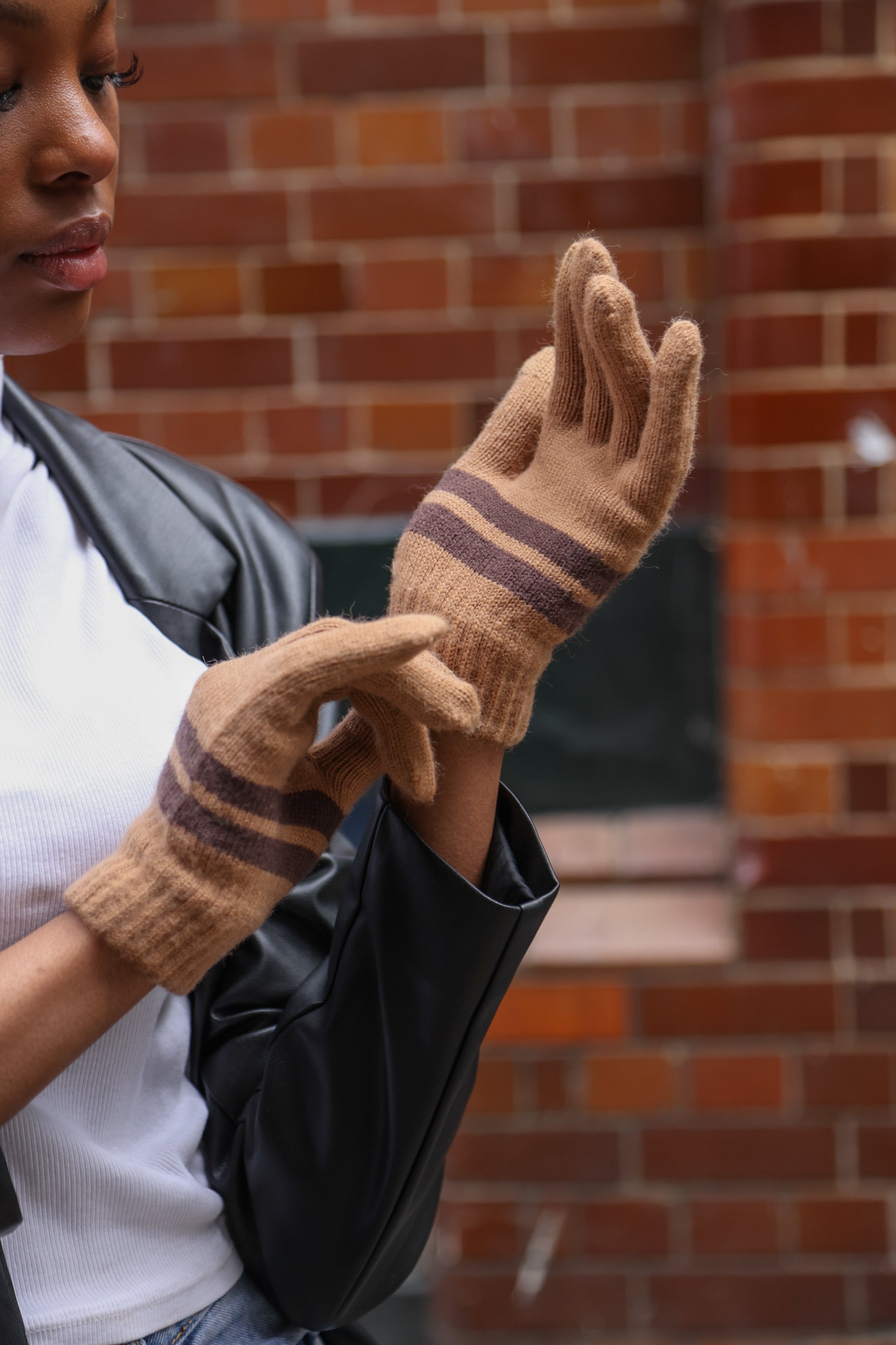 Woman's Knitted Stripe Gloves in Brown